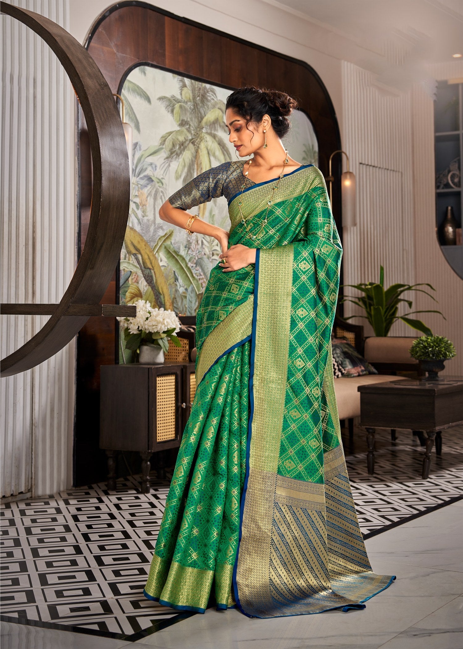 Elegant Green Handloom Patola Saree: Tradition and Sophistication in One Weave