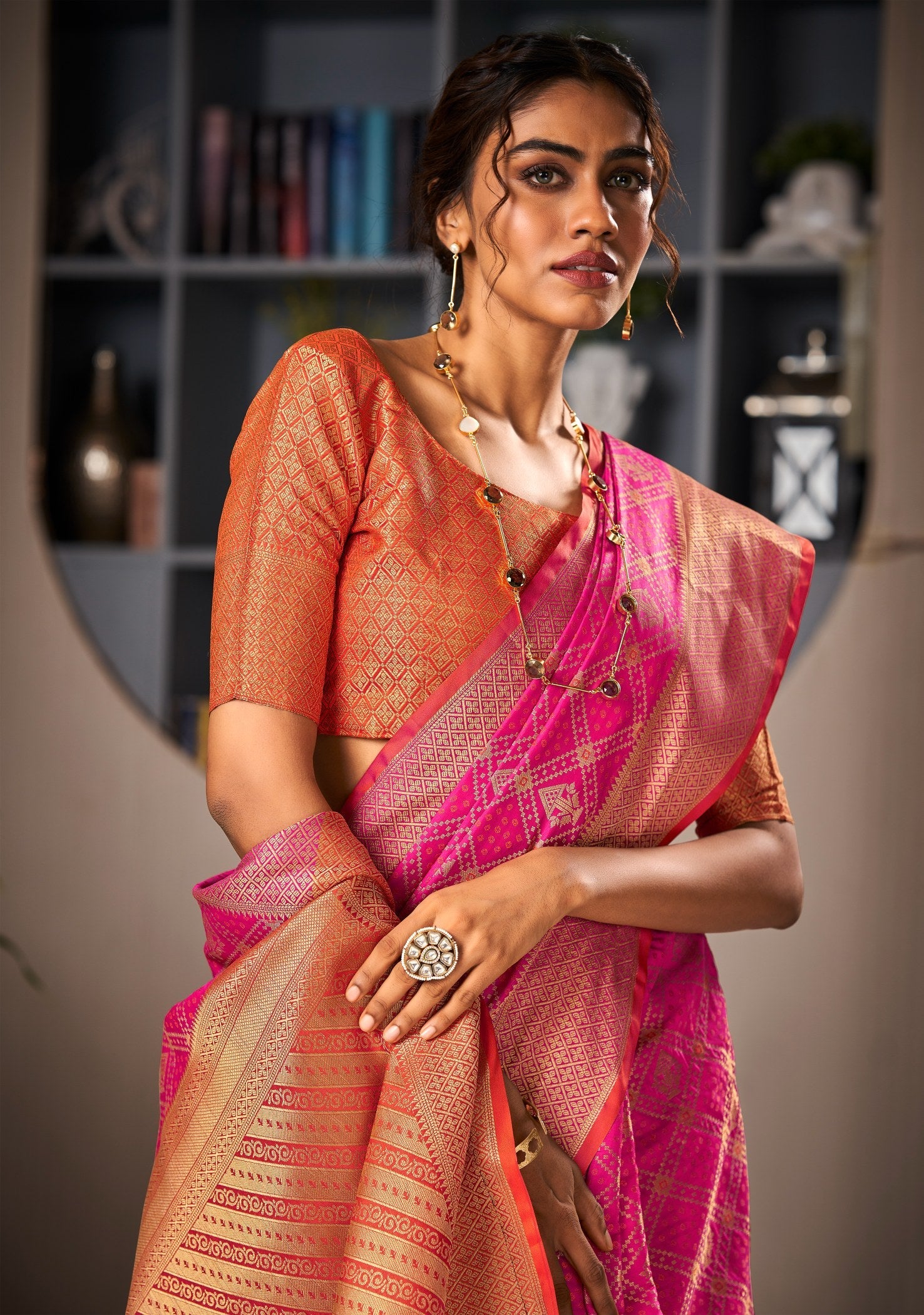 Elegant Rani Pink Handloom Patola Saree: A Masterpiece of Soft Weaving Craftsmanship