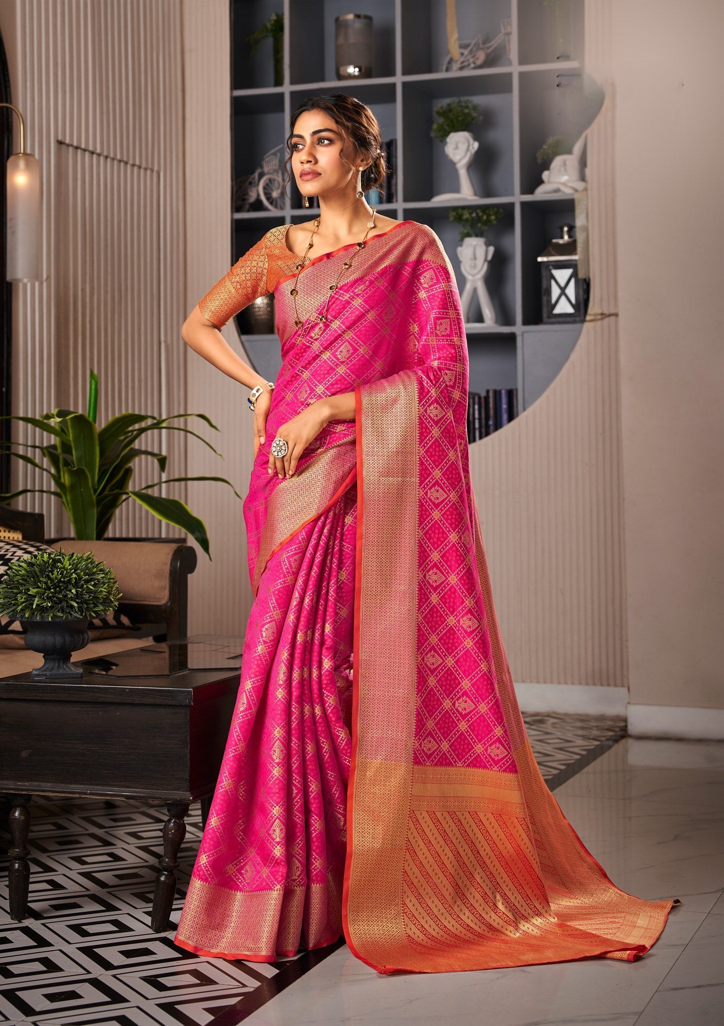 Elegant Rani Pink Handloom Patola Saree: A Masterpiece of Soft Weaving Craftsmanship